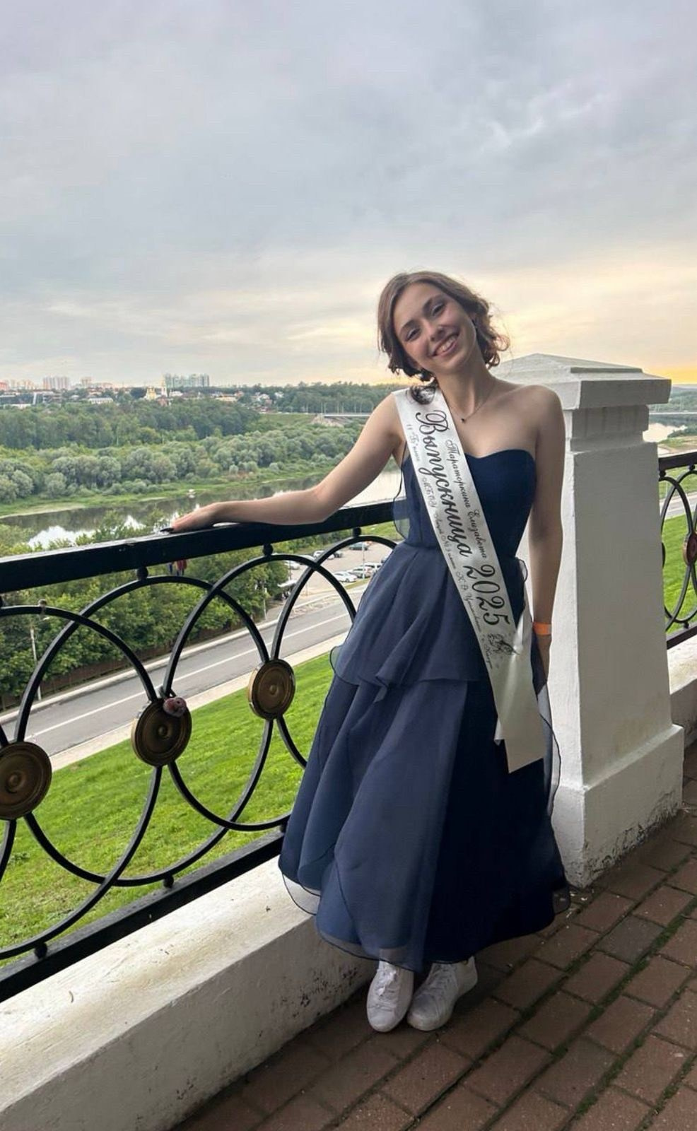 ПРИМЕРЫ ВЫПУСКНЫХ ПЛАТЬЕВ. Модельер Евгений Бременев