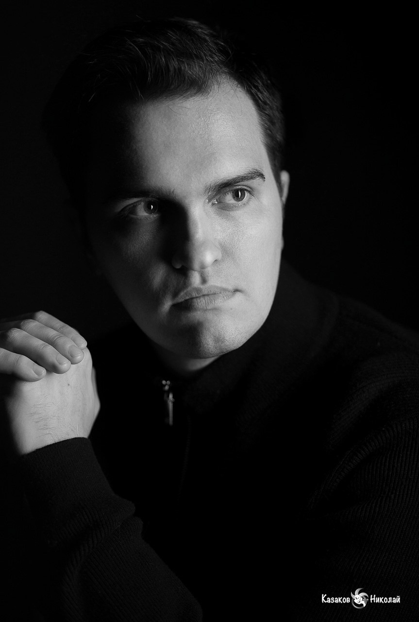 Монохромный портрет мужчины во время фотосессии для кастинга
