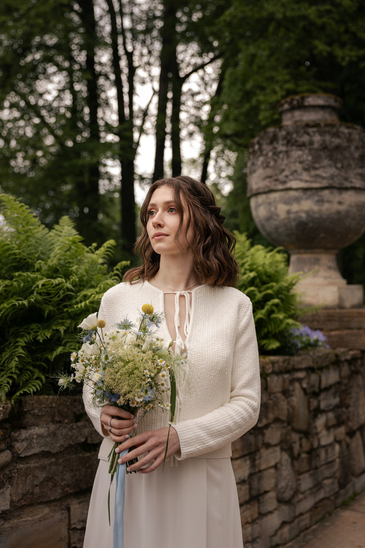 Эстетичный портрет невесты в интерьере, журнальная ретушь кожи и деталей