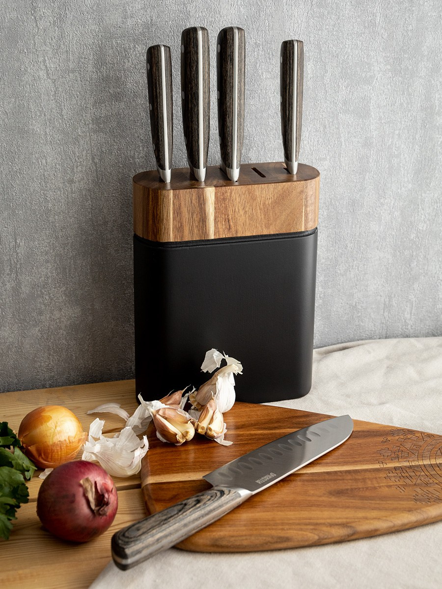 Кухонные ножи в подставке на фоне кухни | Контент для Instagram