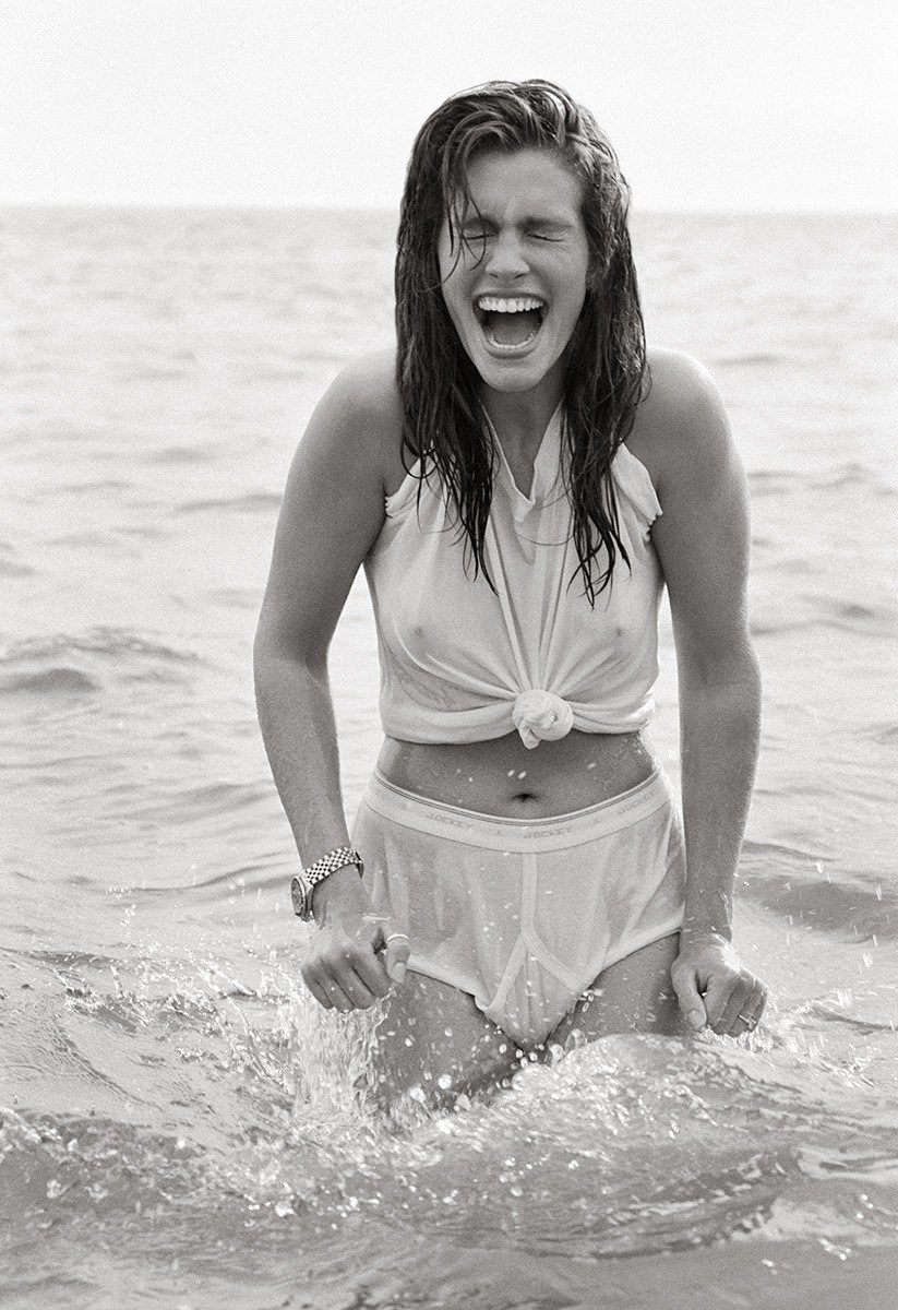 фотография Херба Ритца с моделью на пляже при естественном солнечном свете