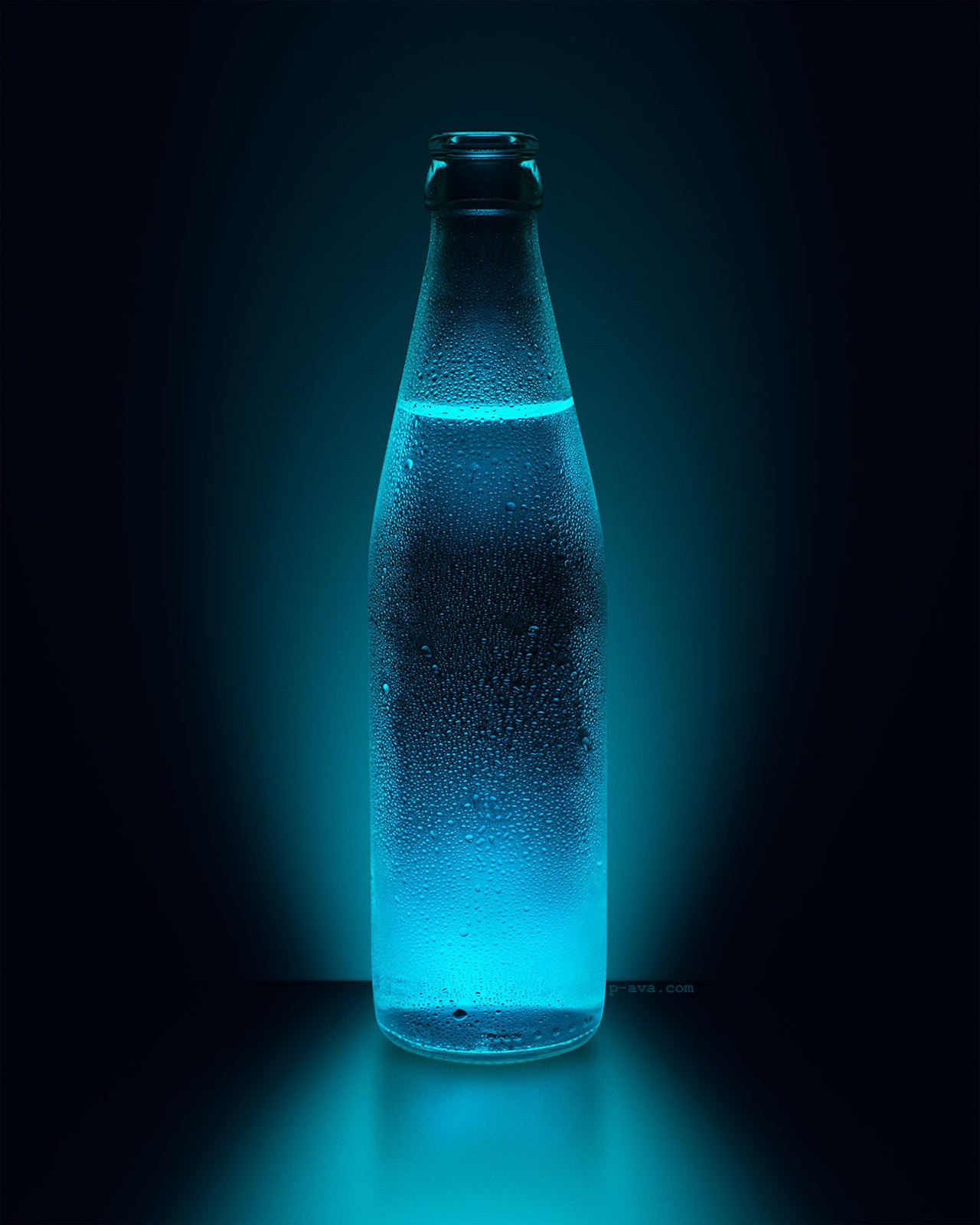 Бутылка холодного напитка на синем фоне, фотограф Авакумов Павел