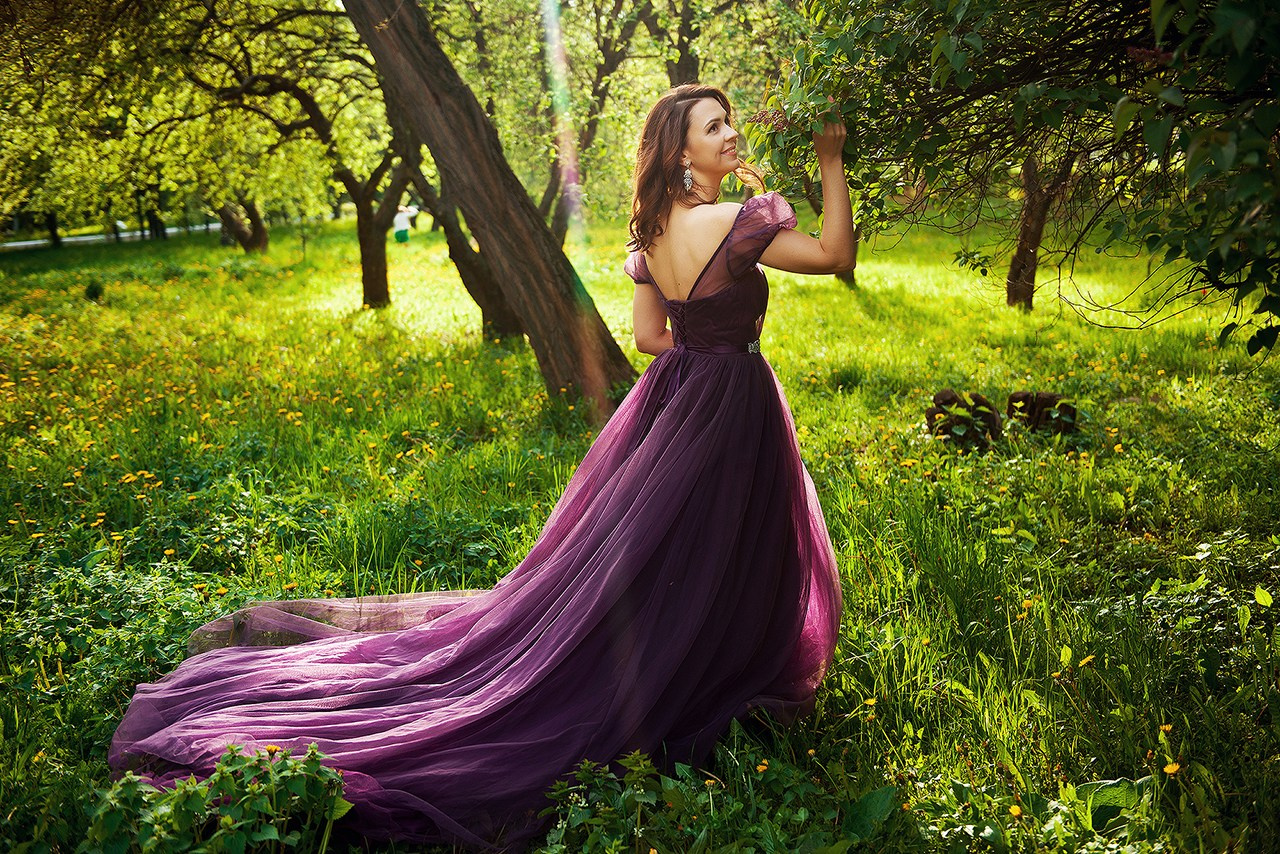 Анастасия в цветущем парке. Фотограф Кристина Гришина Рязань