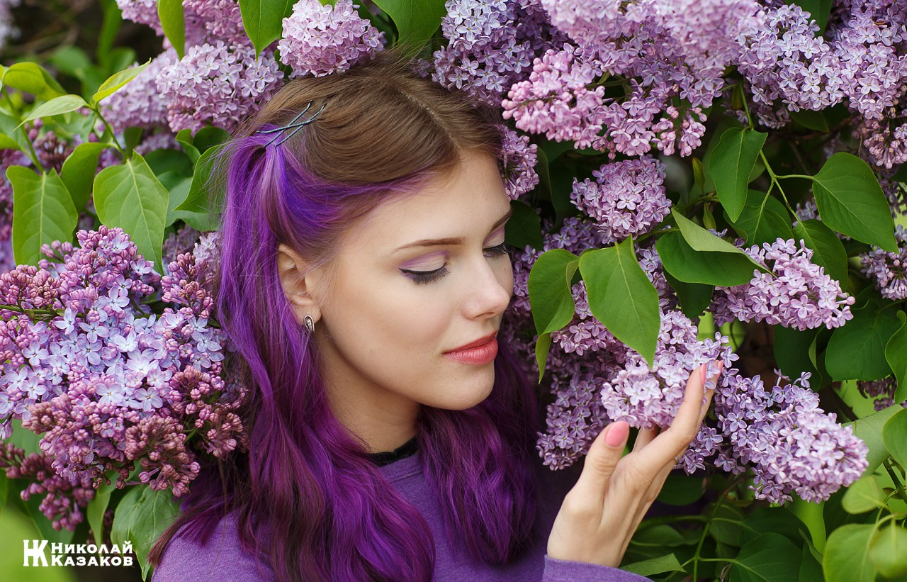 Портретная фотосессия в цветущей сирени в Санкт-Петербурге. Николай Казаков. Профессиональный фотограф. Преподаватель фотографии