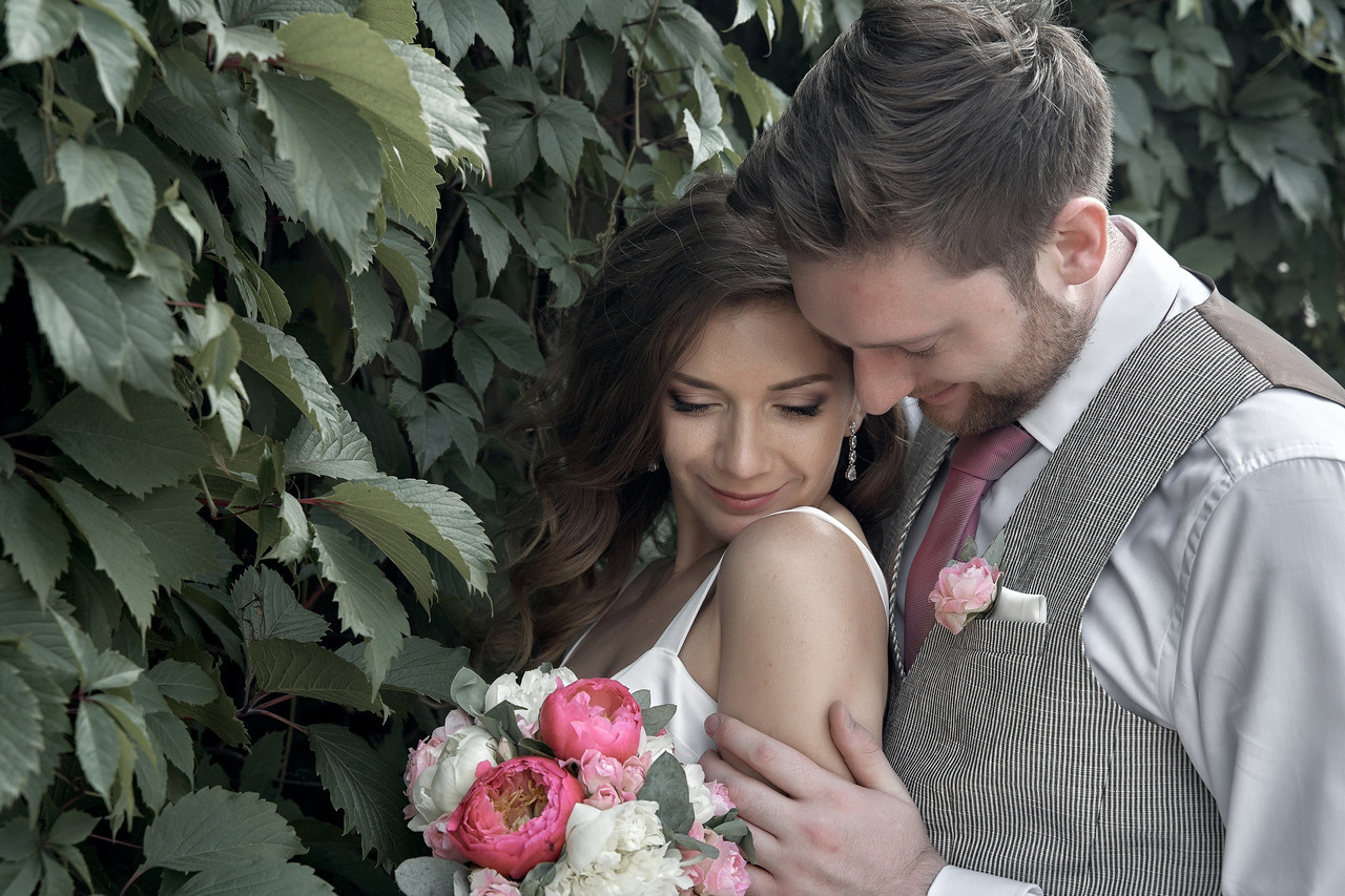 Жених обняв невесту сзади целует ей плечо. Свадебная фотосъемка в Москве. Свадебный фотограф в Москве  Сергей Гаварос.