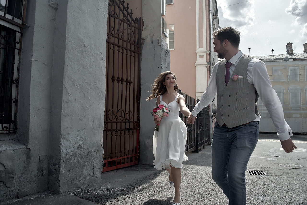 молодожены бегут по улочке Китай-города Свадебная фотосъемка в Москве. Свадебный фотограф в Москве  Сергей Гаварос.