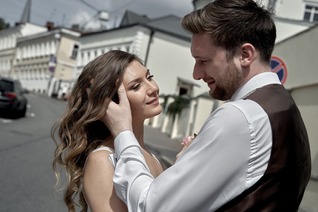 женихи невеста смотрят друг на друга Свадебная фотосъемка в Москве. Свадебный фотограф в Москве  Сергей Гаварос.