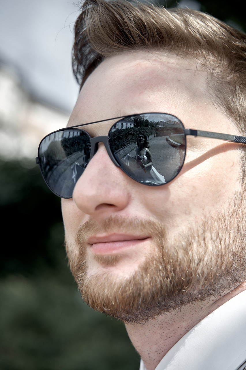 невеста отражается в очках жениха . Свадебная фотосъемка в Москве. Свадебный фотограф в Москве  Сергей Гаварос.