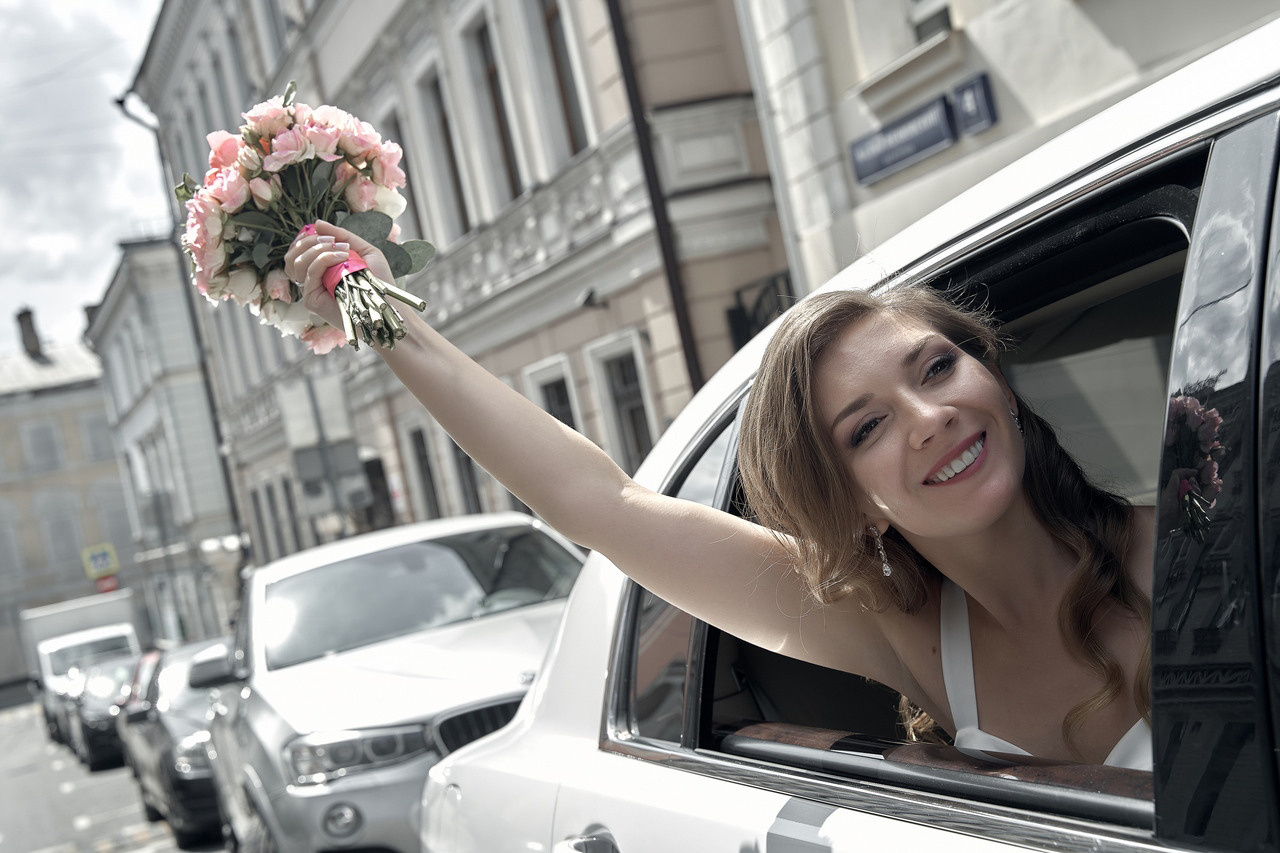 Невеста машет из машины свадебным букетом Свадебная фотосъемка в Москве. Свадебный фотограф в Москве  Сергей Гаварос.