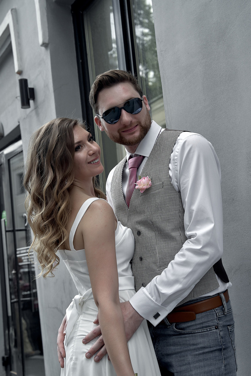 Молодожены обнявшись смотрят в даль  Свадебная фотосъемка в Москве. Свадебный фотограф в Москве  Сергей Гаварос.