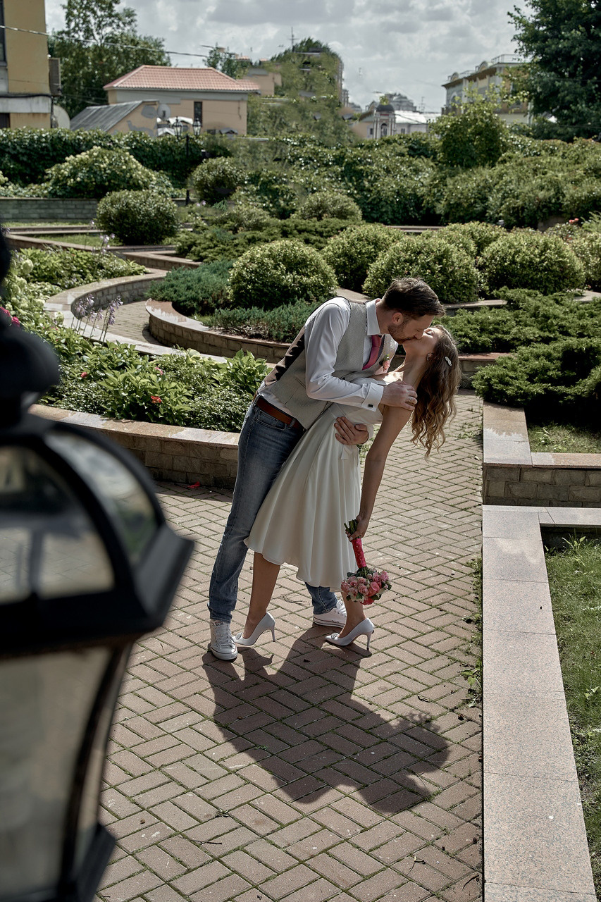 жених в танце целует невесту  Свадебная фотосъемка в Москве. Свадебный фотограф в Москве  Сергей Гаварос.