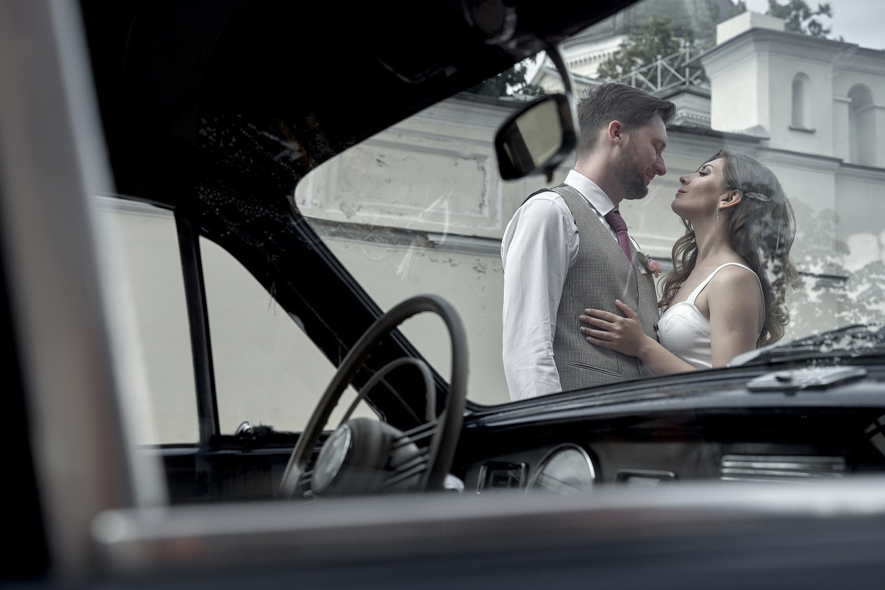 портрет молодоженов через стекло автомобиля Свадебная фотосъемка в Москве. Свадебный фотограф в Москве  Сергей Гаварос.