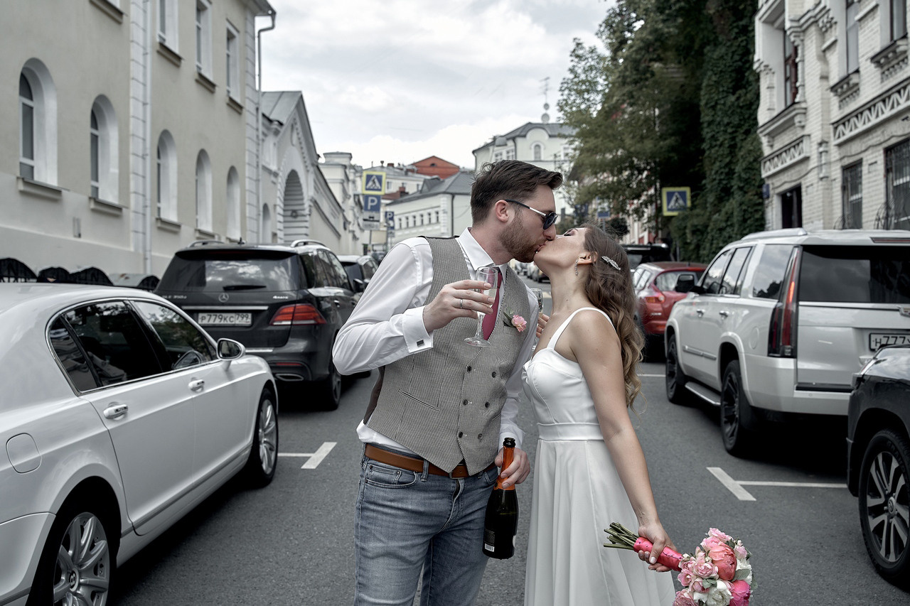 молодожены целуются на улице  Свадебная фотосъемка в Москве. Свадебный фотограф в Москве  Сергей Гаварос.