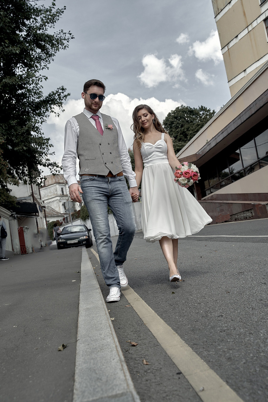 жених и невеста идут по улице  Свадебная фотосъемка в Москве. Свадебный фотограф в Москве  Сергей Гаварос.