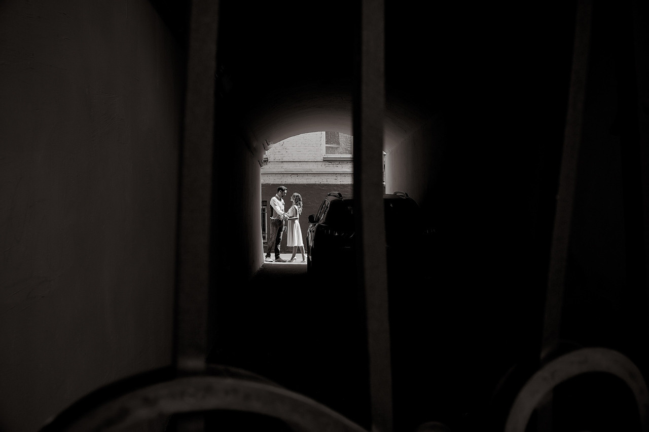 молодожены обнимаются в арке  Свадебная фотосъемка в Москве. Свадебный фотограф в Москве  Сергей Гаварос.