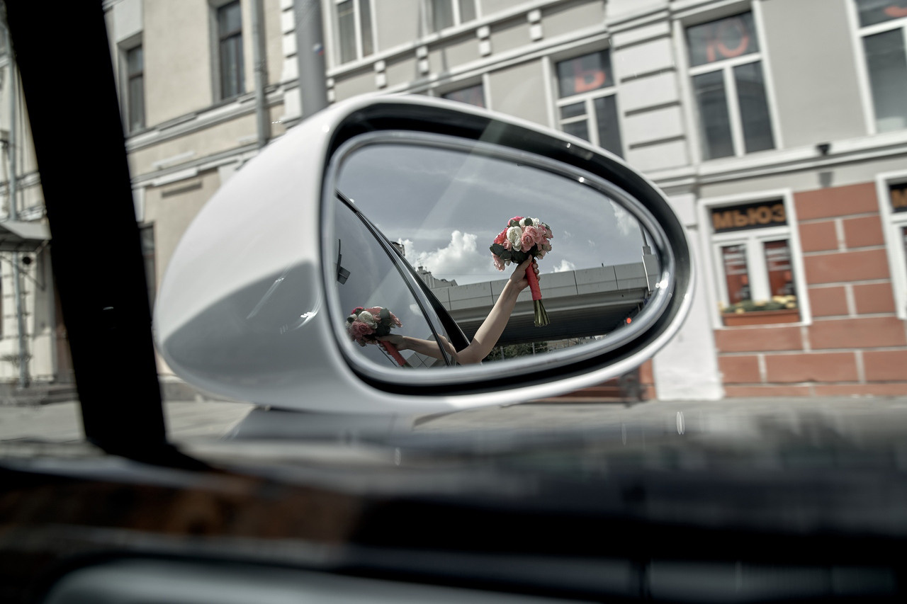 Букет невесты в зеркале автомобиля Свадебная фотосъемка в Москве. Свадебный фотограф в Москве  Сергей Гаварос.