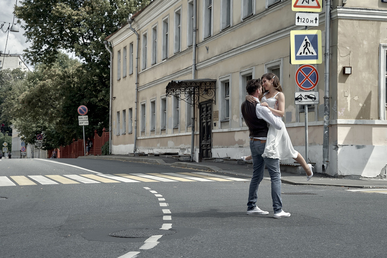 Жених кружит невесту на улице города невеста заигрывает с женихом на улице Свадебная фотосъемка в Москве. Свадебный фотограф в Москве  Сергей Гаварос.