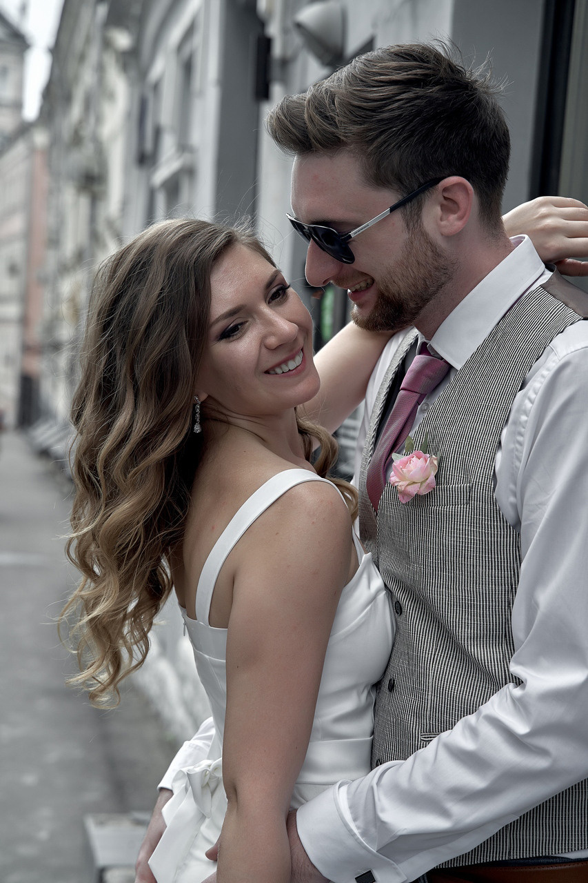 невеста смеется в объятиях жениха  Свадебная фотосъемка в Москве. Свадебный фотограф в Москве  Сергей Гаварос.