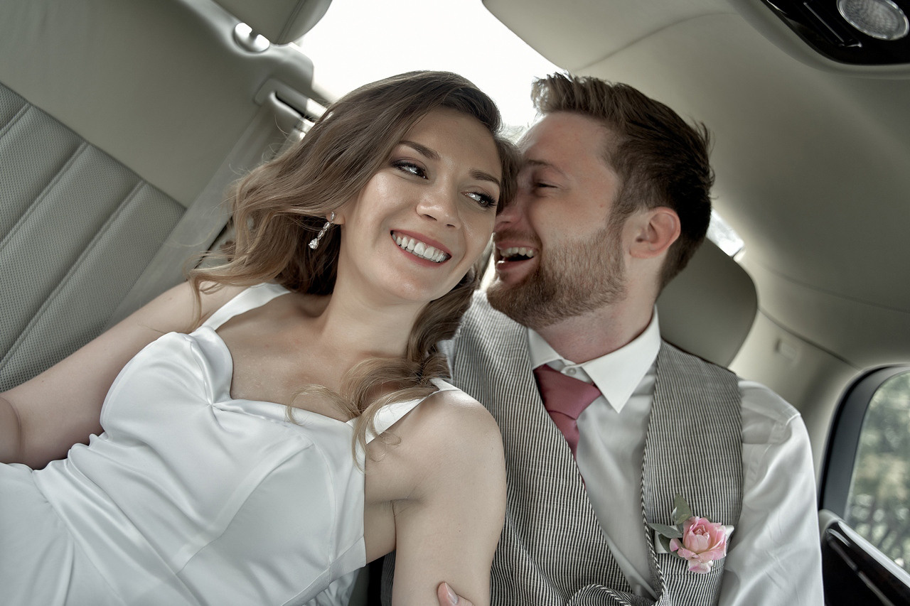 Жених и невеста в машине. смеются . Свадебная фотосъемка в Москве. Свадебный фотограф в Москве  Сергей Гаварос.