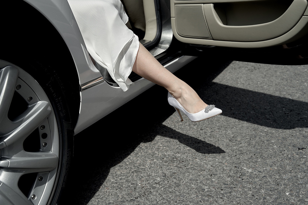 Красивая ножка невесты выходящей из автомобиля Свадебная фотосъемка в Москве. Свадебный фотограф в Москве  Сергей Гаварос.