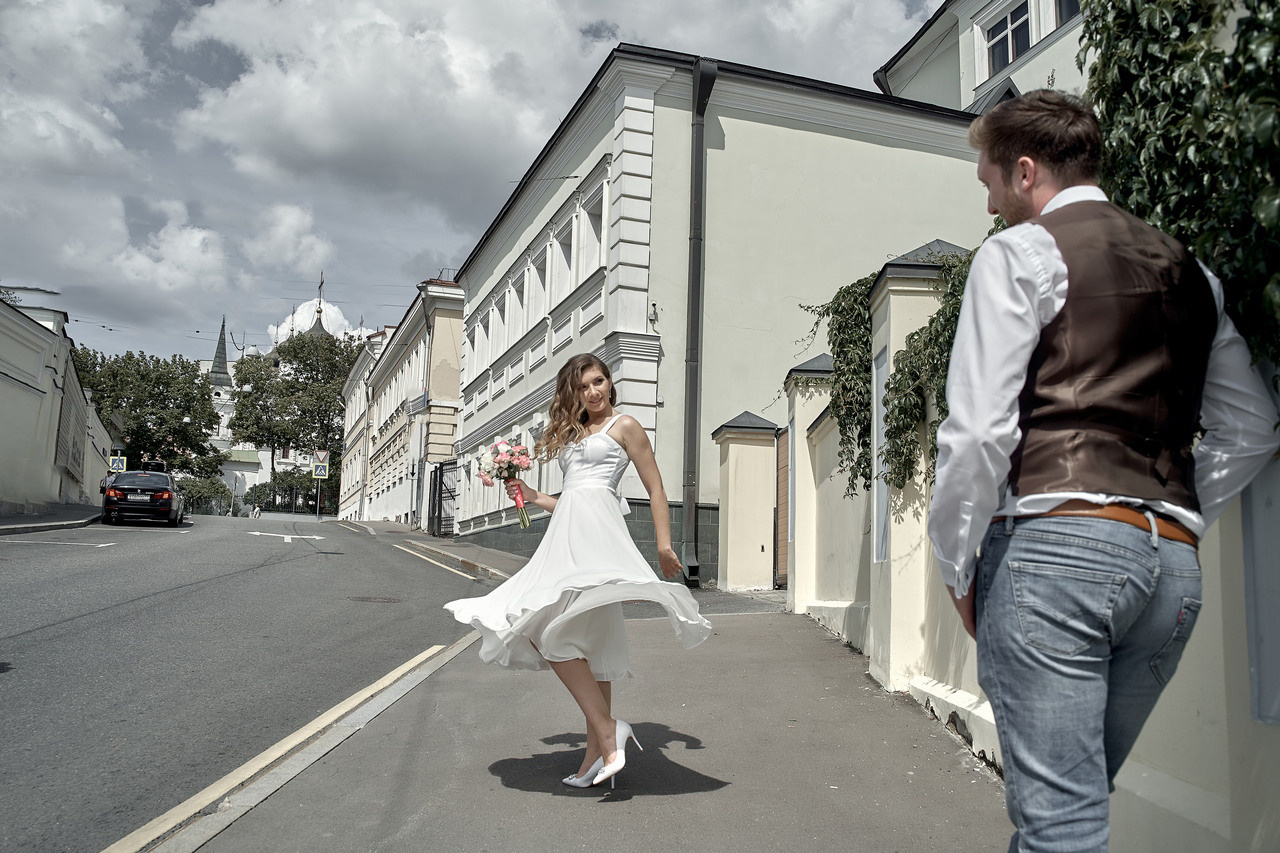 невеста заигрывает с женихом на улице Свадебная фотосъемка в Москве. Свадебный фотограф в Москве  Сергей Гаварос.