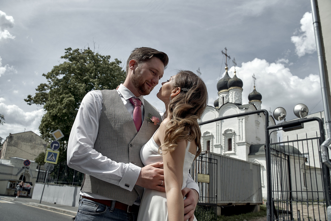 молодожены обнимаются на фоне церкви Свадебная фотосъемка в Москве. Свадебный фотограф в Москве  Сергей Гаварос.