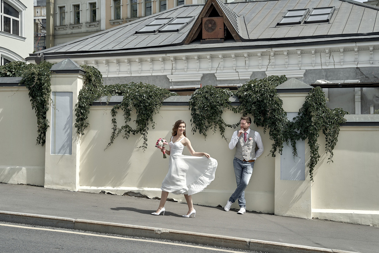 невеста заигрывает с женихом на улице Свадебная фотосъемка в Москве. Свадебный фотограф в Москве  Сергей Гаварос.