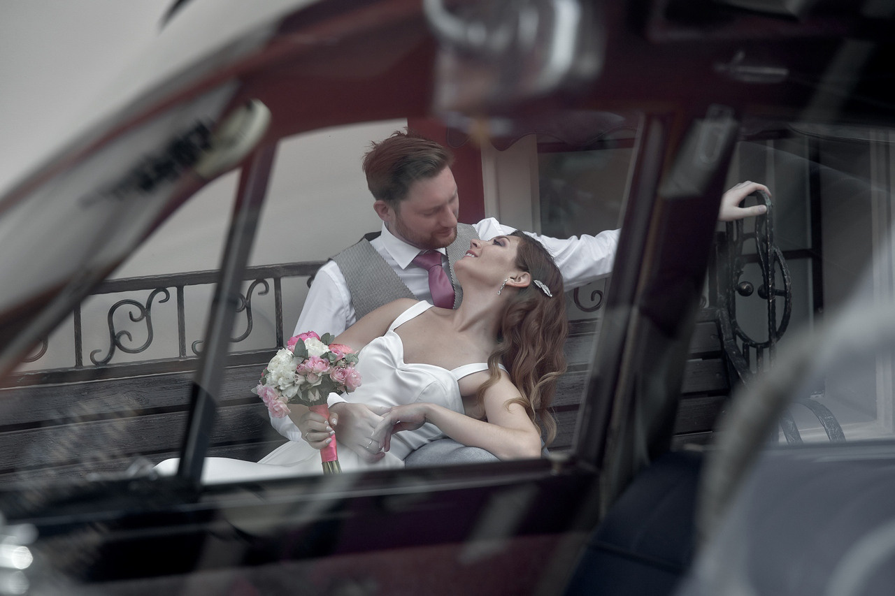 поцелуй молодоженов через стекло автомашины Свадебная фотосъемка в Москве. Свадебный фотограф в Москве  Сергей Гаварос.