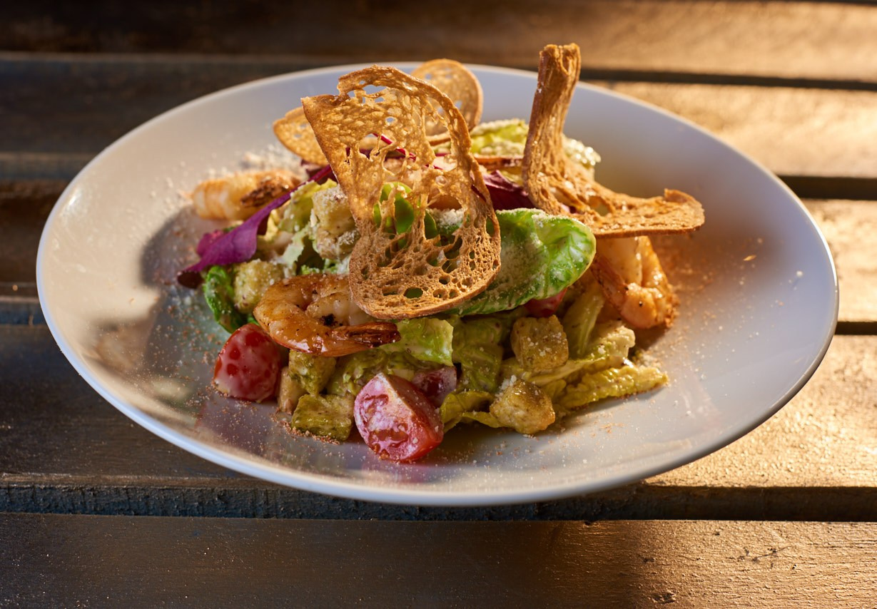 Салат с овощами и курицей в тарелке.