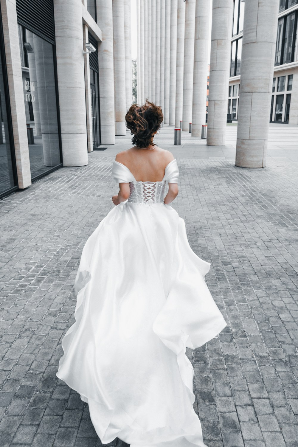 свадебное платье в спб, найти свадебный салон, букет для невесты, хороший ведущий на свадьбу, костюм для жениха, платье для невесты,  подшить свадебное платье, ателье свадебное, фотограф на свадьбу, выпуск, праздник, венчание