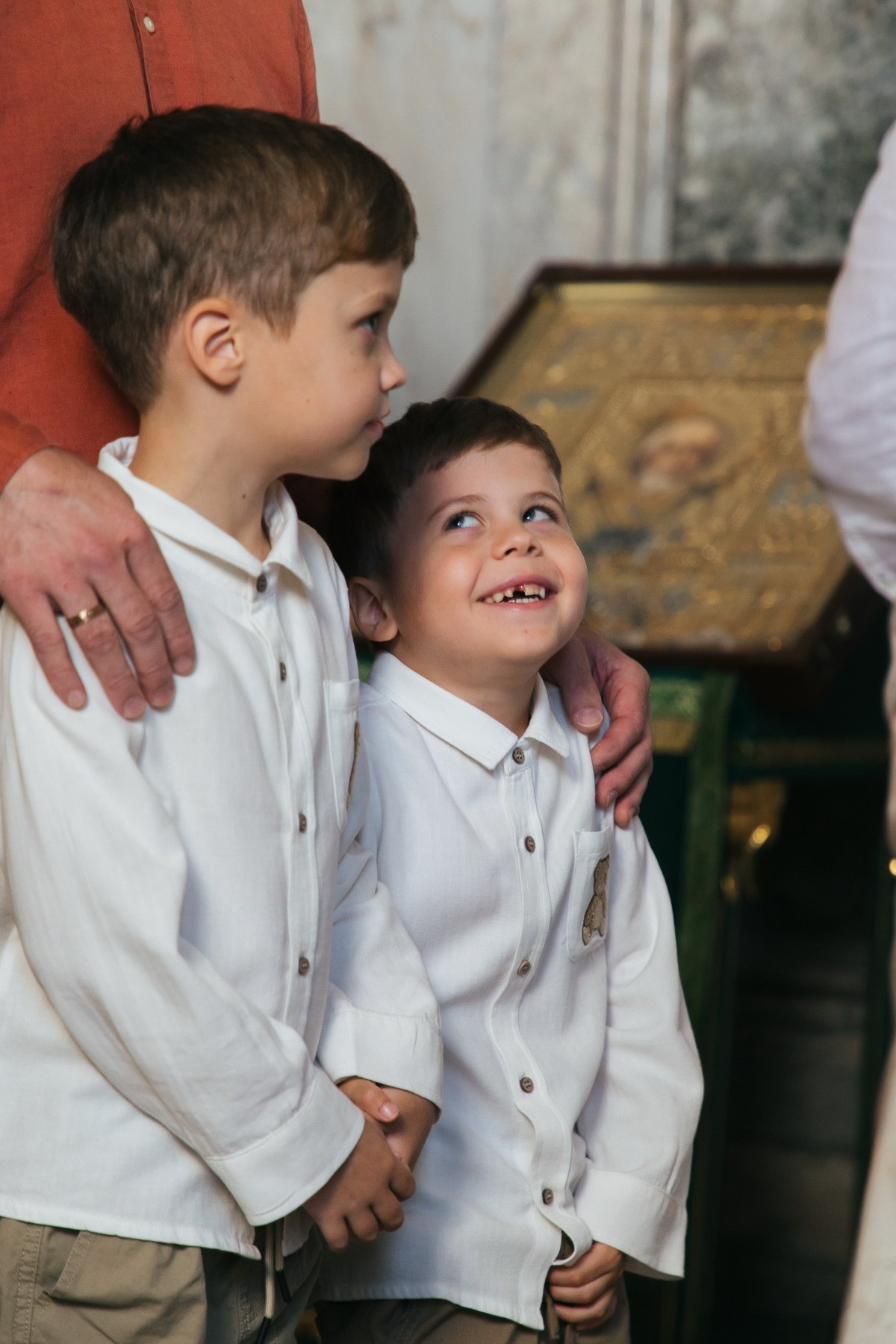 Индивидуальное крещение в Исаакиевском соборе двух братишек. Где лучше креститься в СПб. Лучшие храмы для крещения. Фотограф Денис Дорфф, фотосъемка крещений и венчаний.