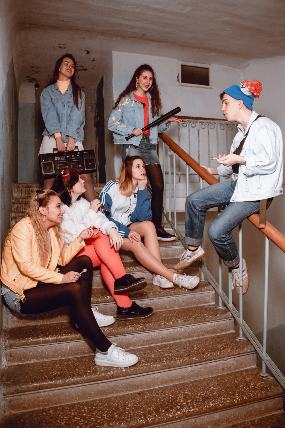 Фотосъемка в стиле 90х для 11 класса в Серпухове для выпускного альбом. Выпускные альбомы в Серпухове