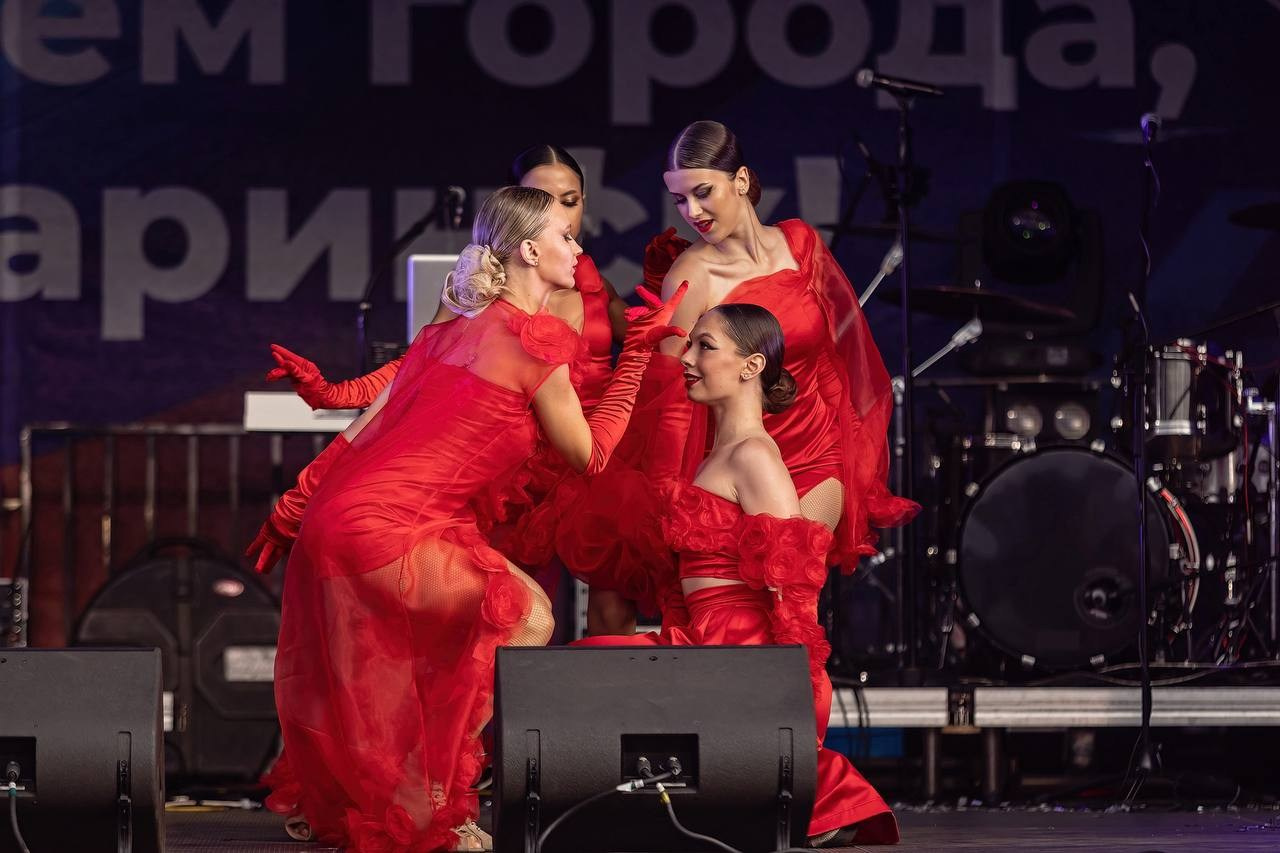 Выступления на сценах и уличных площадках. Танцевальная шоу-группа «GRANAT»