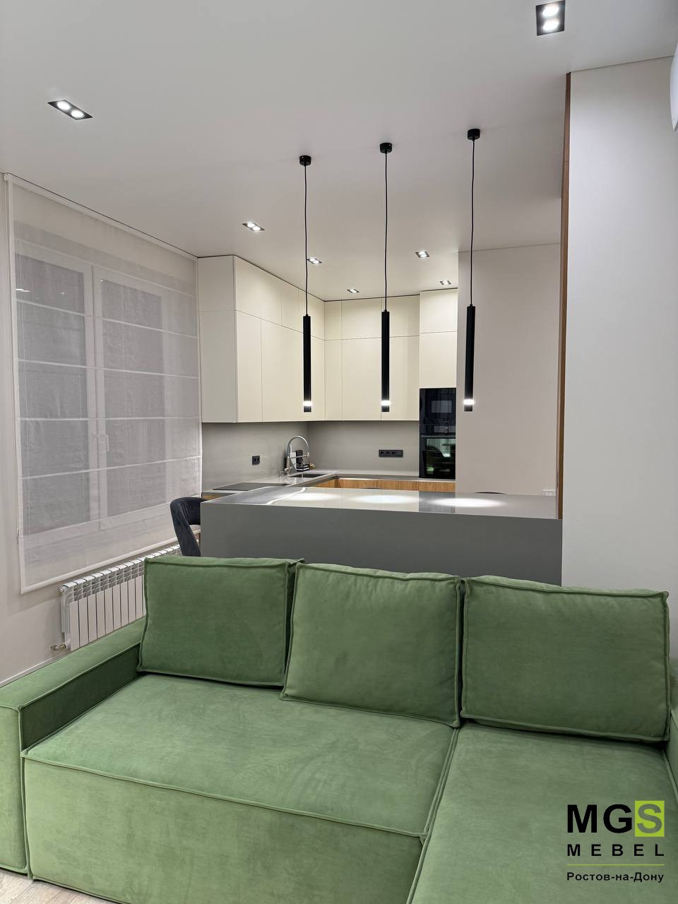 Светлый кухонный гарнитур MGS мебель в интерьере