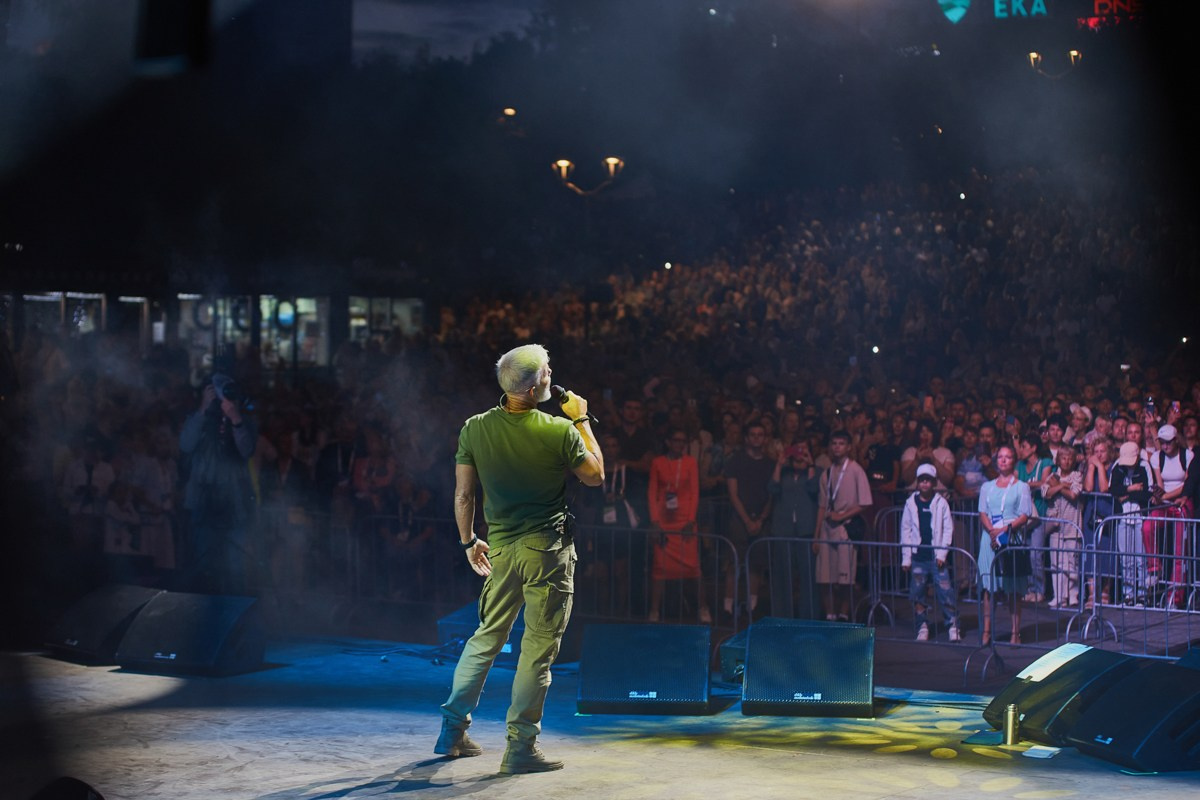 Репортаж для VIP зоны КПД Газстрой: выступление Родиона и Олега Газмановых. Репортажный и женский фотограф в Новосибирске