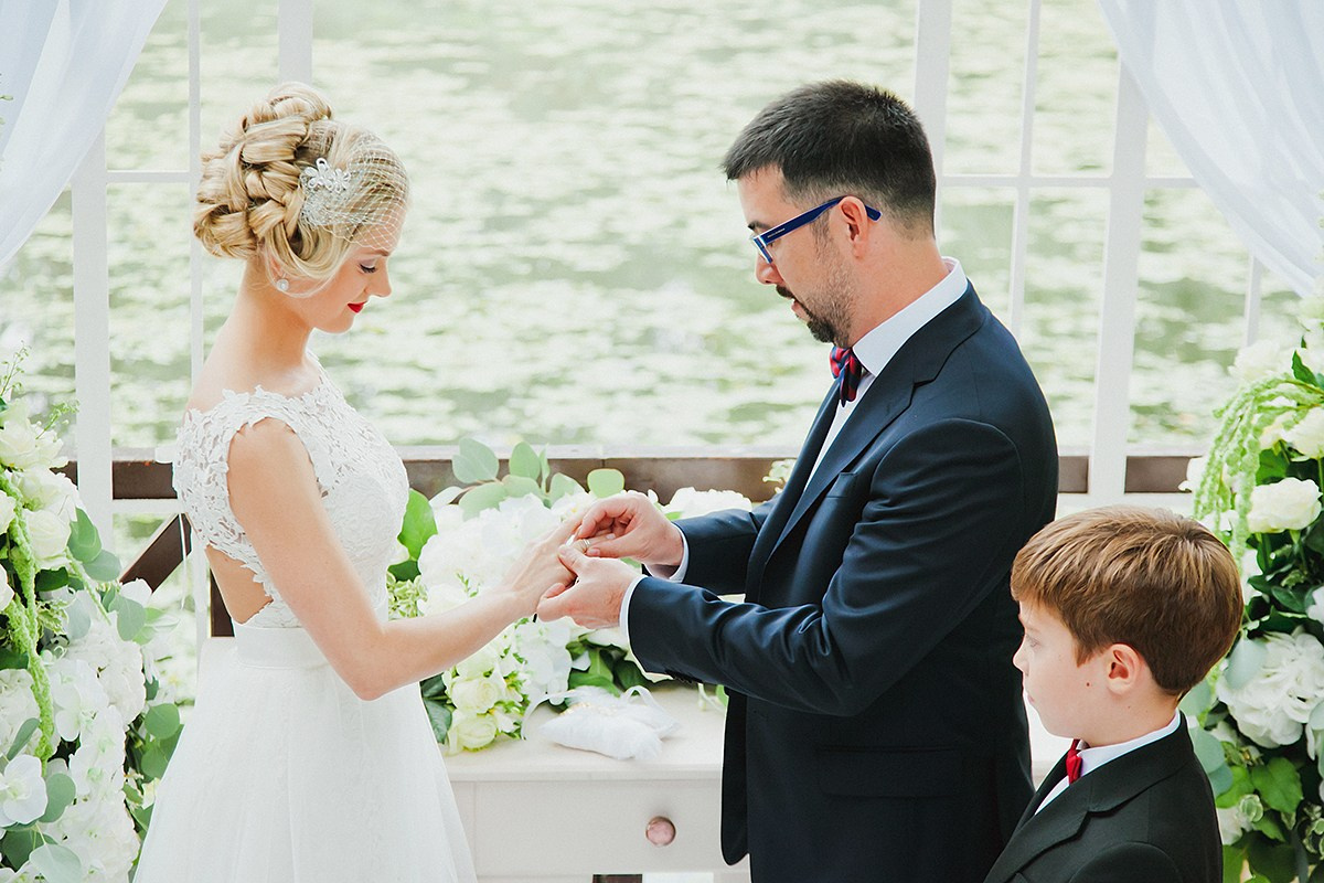 Москва. Свадебная романтическая прогулка Лены и Эндрю. Фотограф крещение венчание в Петербурге! Помогает подобрать храм и посоветовал душевного батюшку в СПб