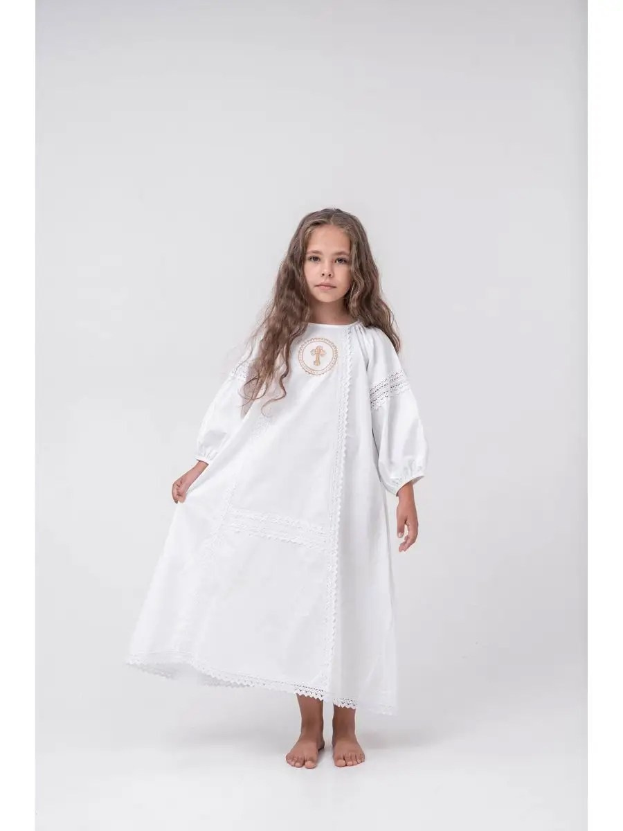 Профессиональная видеосъемка венчания и крещения в Москве: таинство в православном храме Красивая видеосъемка крещения ребенка в церкви Москвы: крупный план младенца и священника  Видеосъемка обряда венчания в храме: молодожены держат венцы над головами Услуги видеографа на крестины и венчание в Москве: эмоциональный кадр церемонии