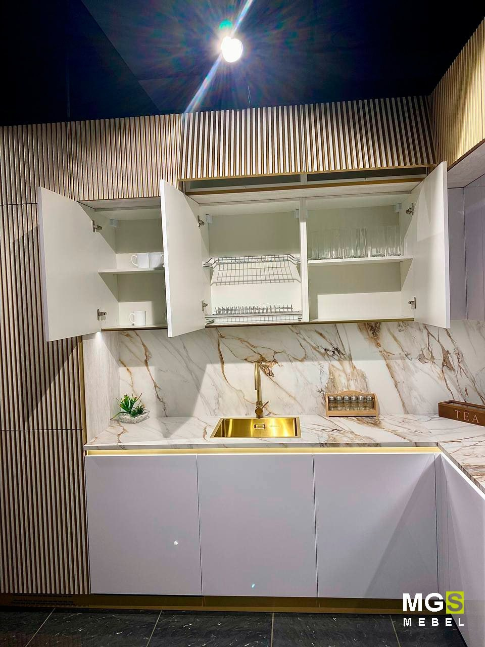 Кухонные шкафы подвесные и напольные