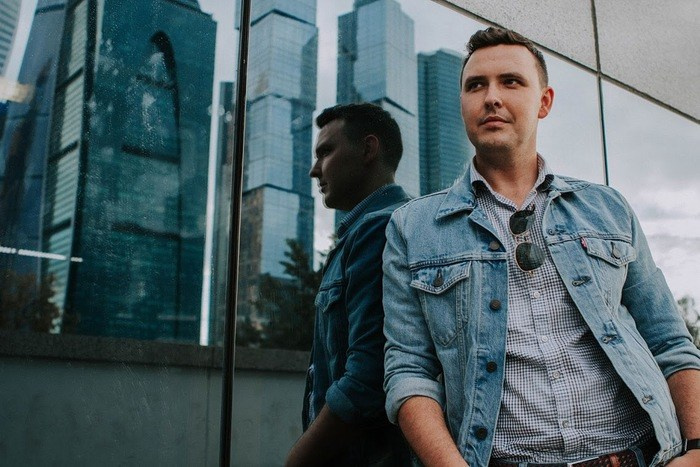 Фотосессия на московской улице — сталинская архитектура