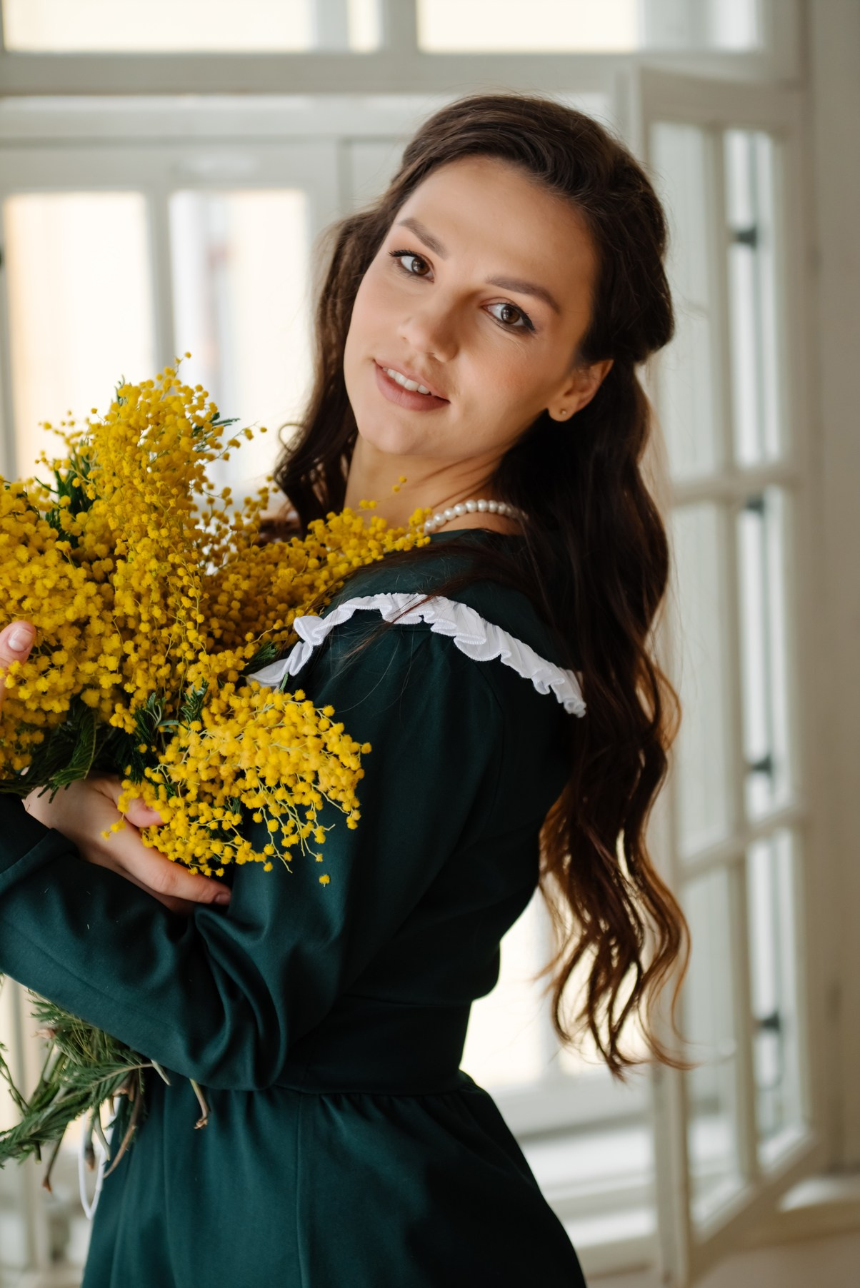 Анастасия с мимозой. Свадебный и сеейный фотограф в Санкт-Петербурге Елена Худякова