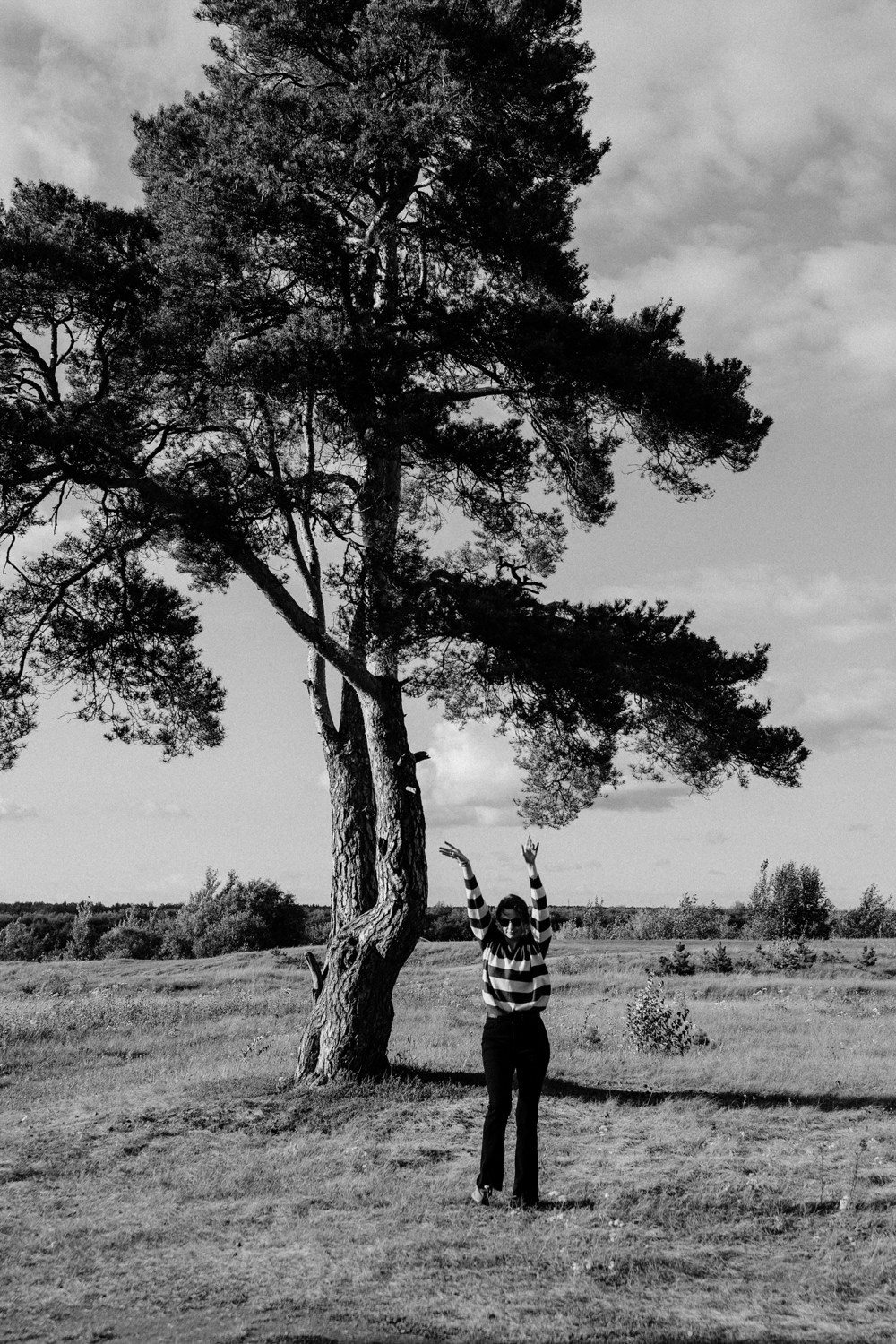 Женская выездная фотосессия на природе в Тюмени | Стильный портрет за городом. Портретный фотограф Тюмень Дарья Мустафина