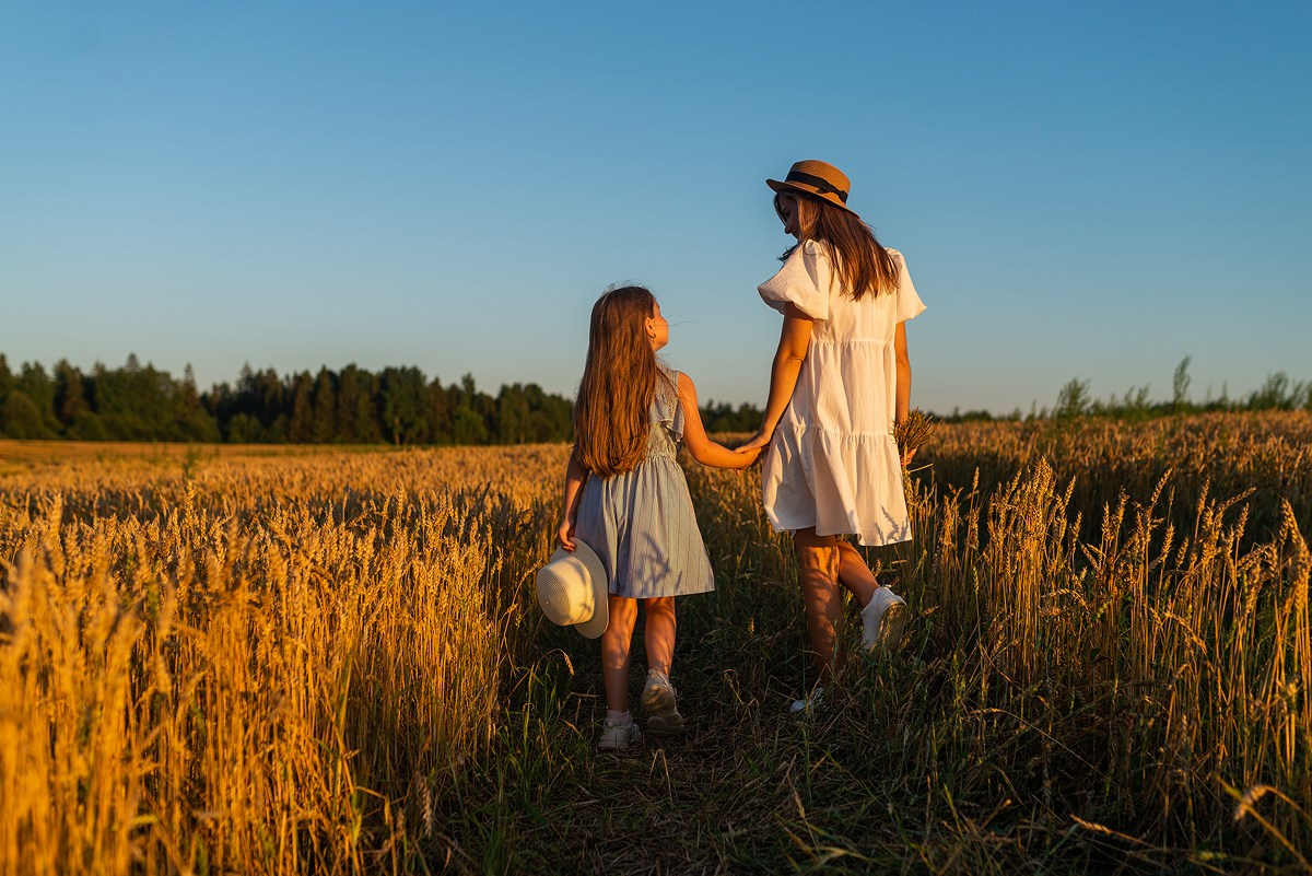 Поле, закат и наши улыбки. Фотограф Мария Ковкова
