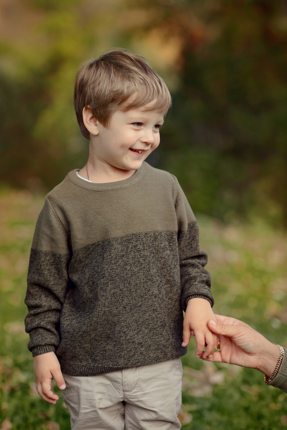 photo shoot , walk in the autumn park, boy and golden fall, clothes for autumn  (Photographer in Edinburgh Elena Carruthers)