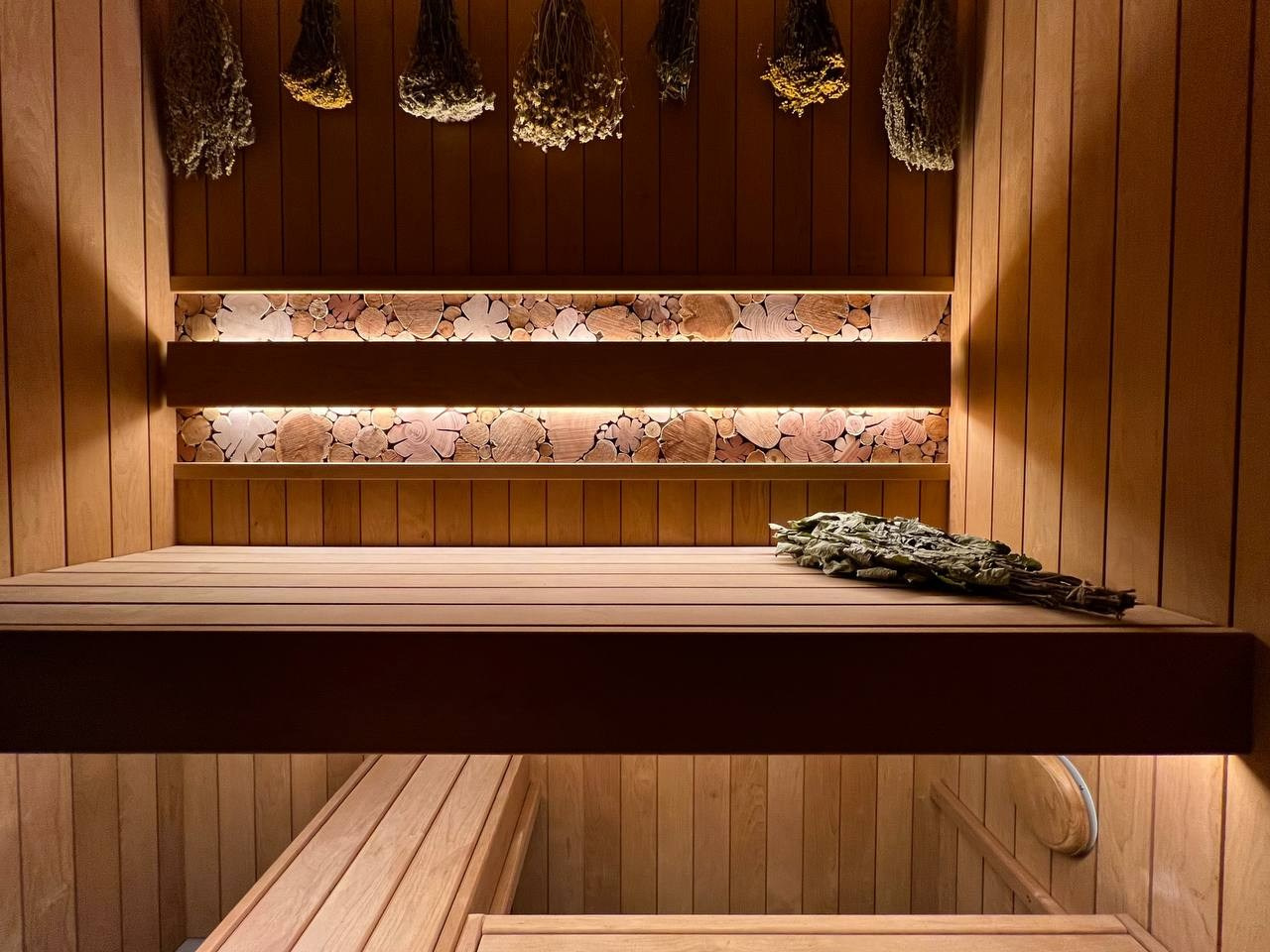 Уютная сауна в Зеленом Острове с Harvia Cilindro и отделкой из термоольхи; можжевельник и крымские травы дарят интересный насыщенный аромат. SaunaTopMasters