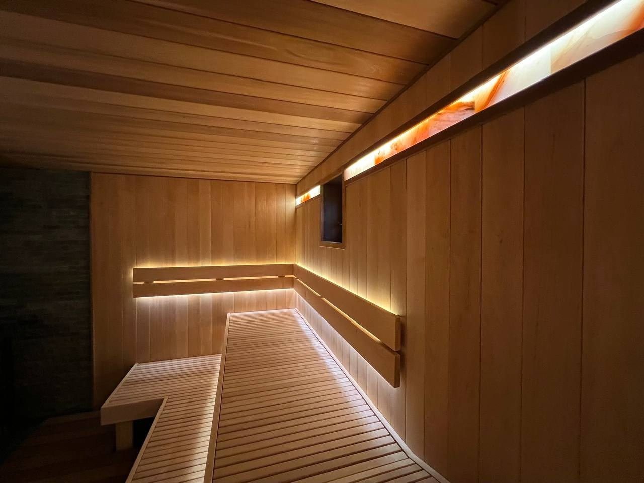 Парная в Рощино разделена на две зоны: одна с парильным столом для активного парения, вторая- с анатомическим полком для релаксации. SaunaTopMasters