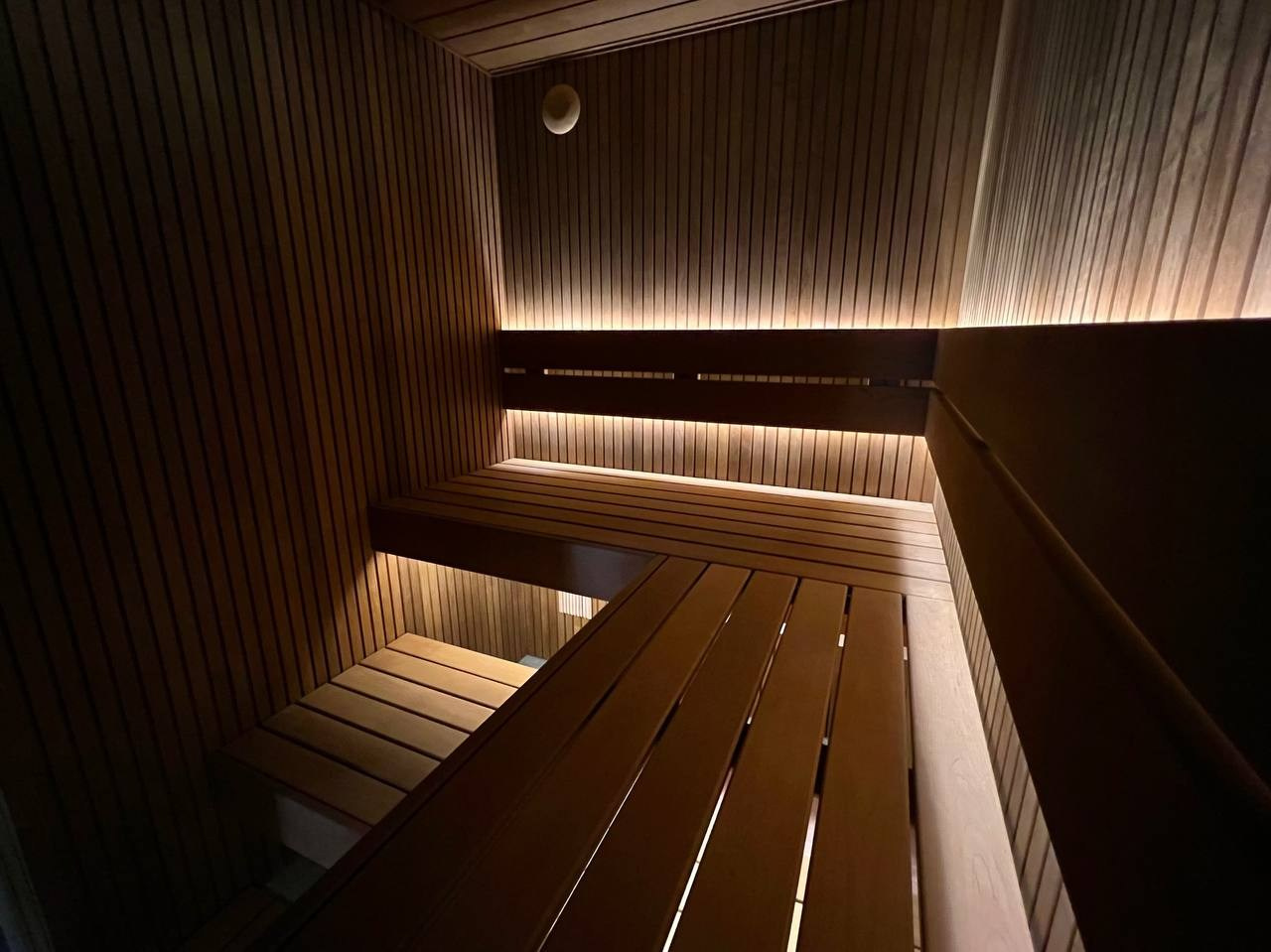 Компактная баня в КП Небо на базе Harvia Legend. Полностью выполнена из термоольхи, а в потолок интегрировано можжевеловое панно. SaunaTopMasters