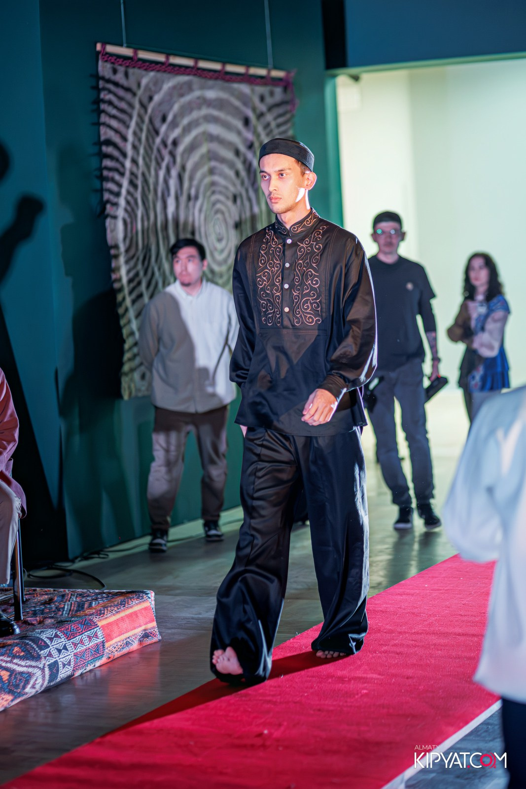 FASHION ПОКАЗ, КАЗАХСКОЙ НАЦИОНАЛЬНОЙ ОДЕЖДЫ. КИПЯТКОМ АЛМАТЫ!