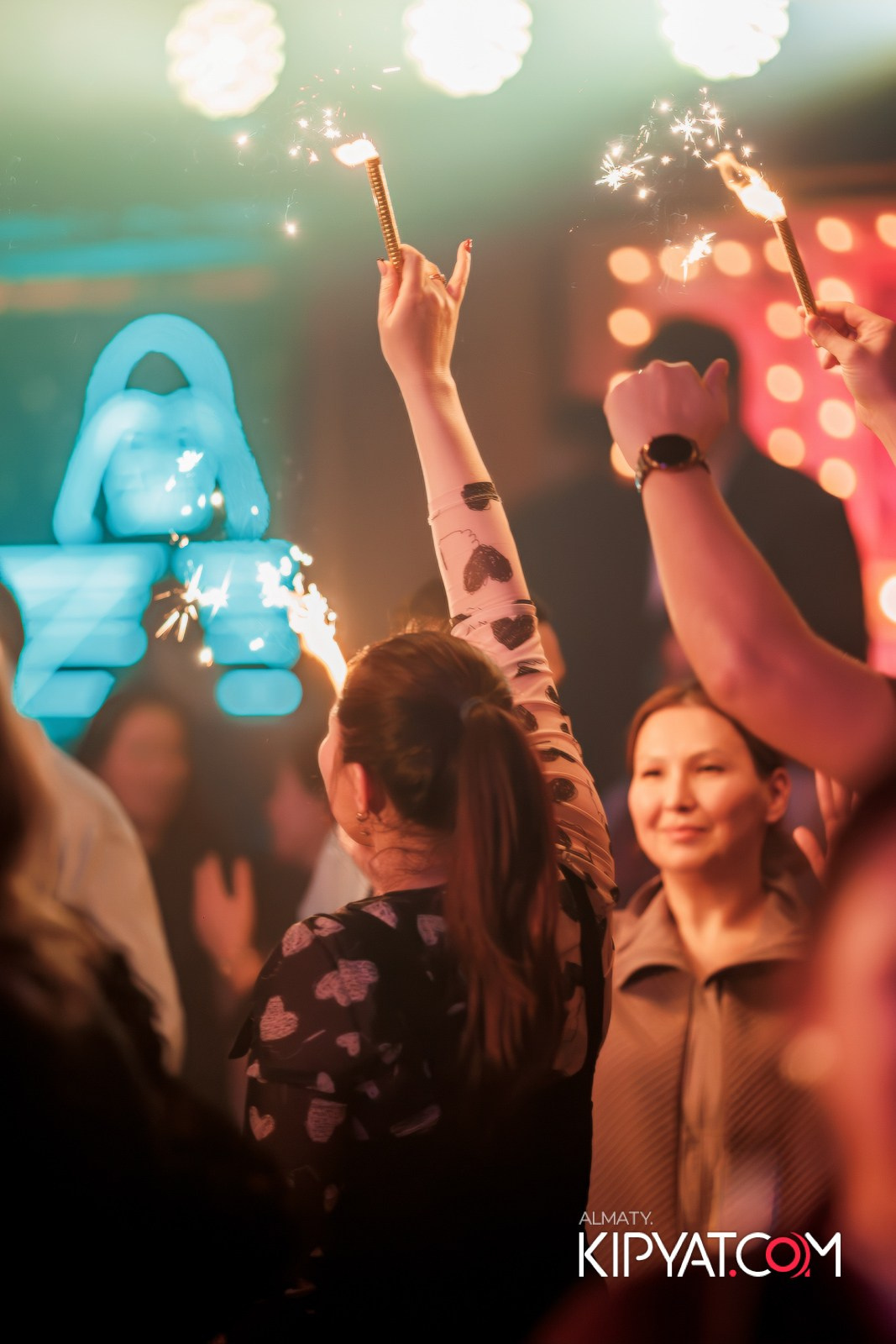 SANTA BARBARA — ПИТ ДЖЕЙСОН (ГР. ПРЕМЬЕР-МИНИСТР) И ИЛЬЯ ЗУДИН (ГР. ДИНАМИТ) НА ПРЕДНОВОГОДНЕЙ ВЕЧЕРИНКЕ. КИПЯТКОМ АЛМАТЫ!