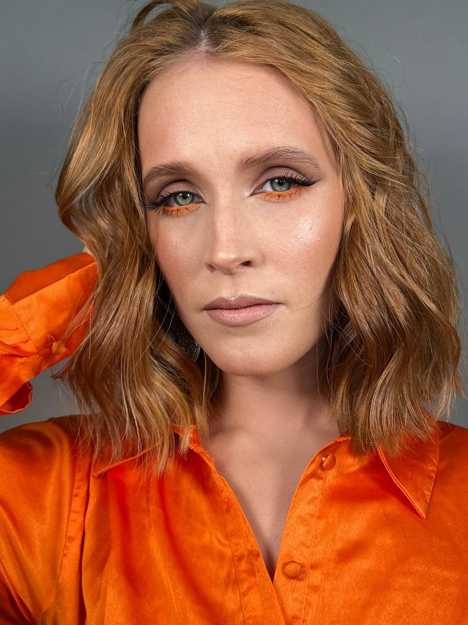 Рыжая девушка в оранжевой рубашке