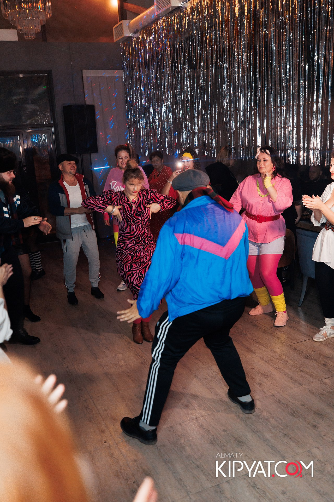 ВЕЧЕРИНКА 90Х КАФЕ CARAFE. КИПЯТКОМ АЛМАТЫ! Фотосъемка мероприятий в Алматы